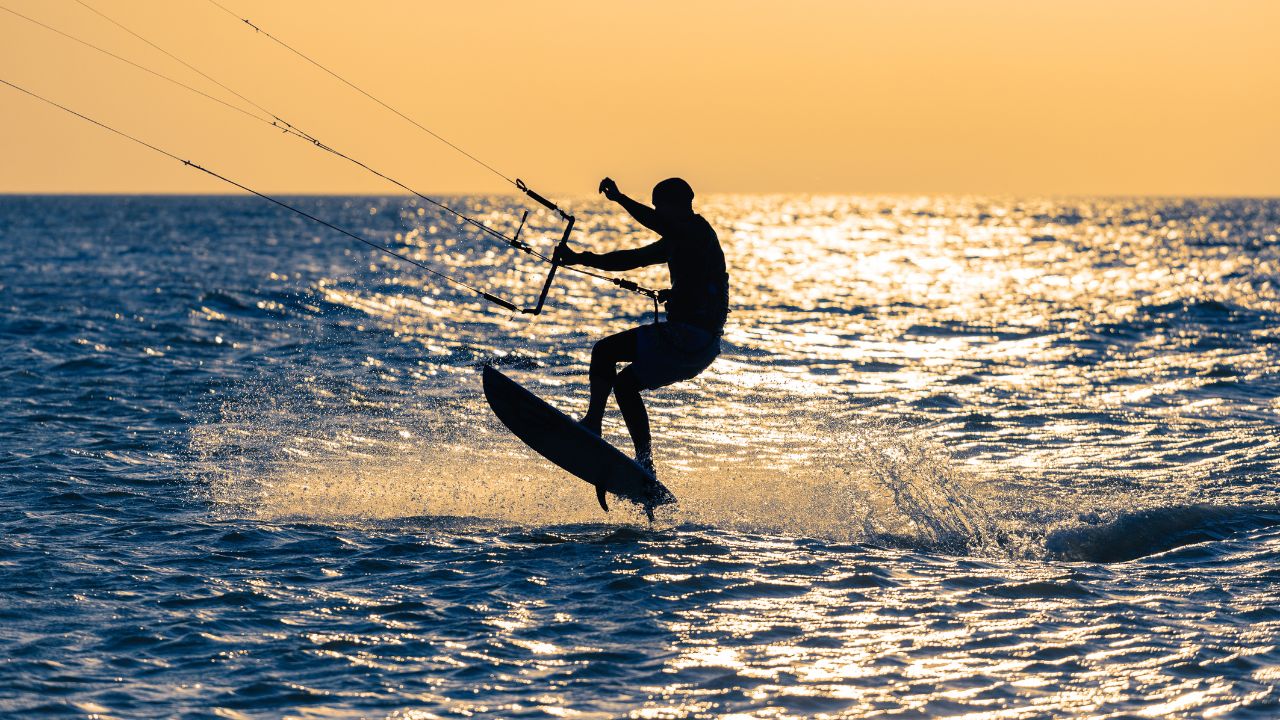 Kitesurfing w Sławoszynku: Twoja brama do sportów wodnych na Bałtyku